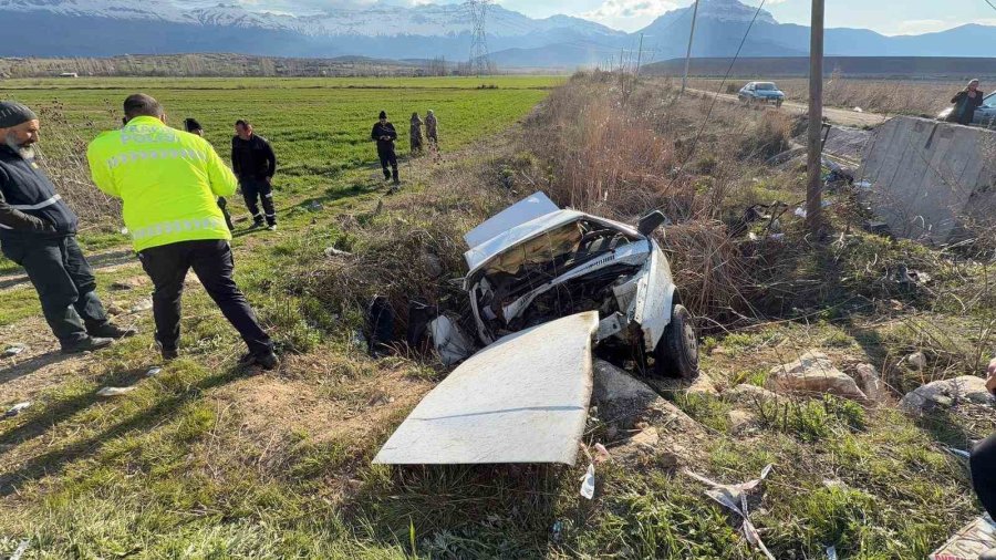 Kontrolden Çıkan Otomobil Şarampole Yuvarlandı: 2 Yaralı