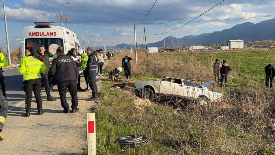 Kontrolden Çıkan Otomobil Şarampole Yuvarlandı: 2 Yaralı