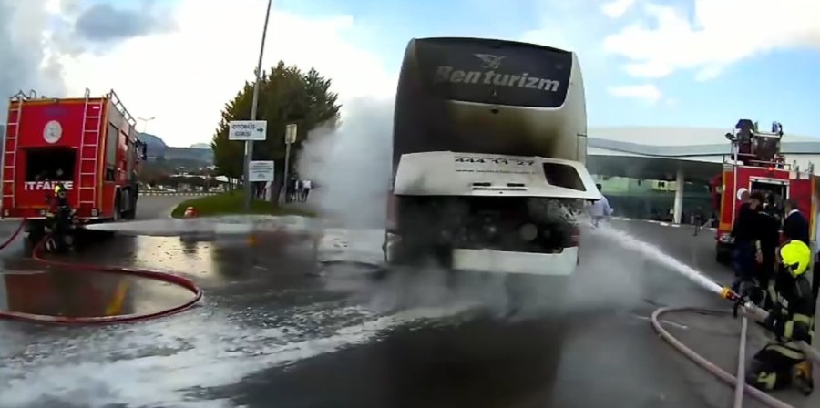 Yolcu Otobüsünde Çıkan Yangın Büyümeden Söndürüldü