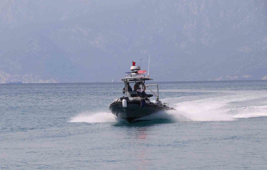 Suyun Altını Üstüne Getiriyor, Can Kurtarmak İçin Saniyelerle Yarışıyorlar