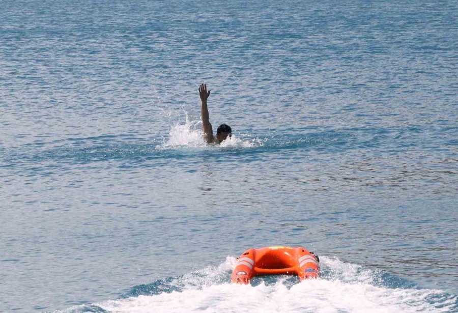 Suyun Altını Üstüne Getiriyor, Can Kurtarmak İçin Saniyelerle Yarışıyorlar