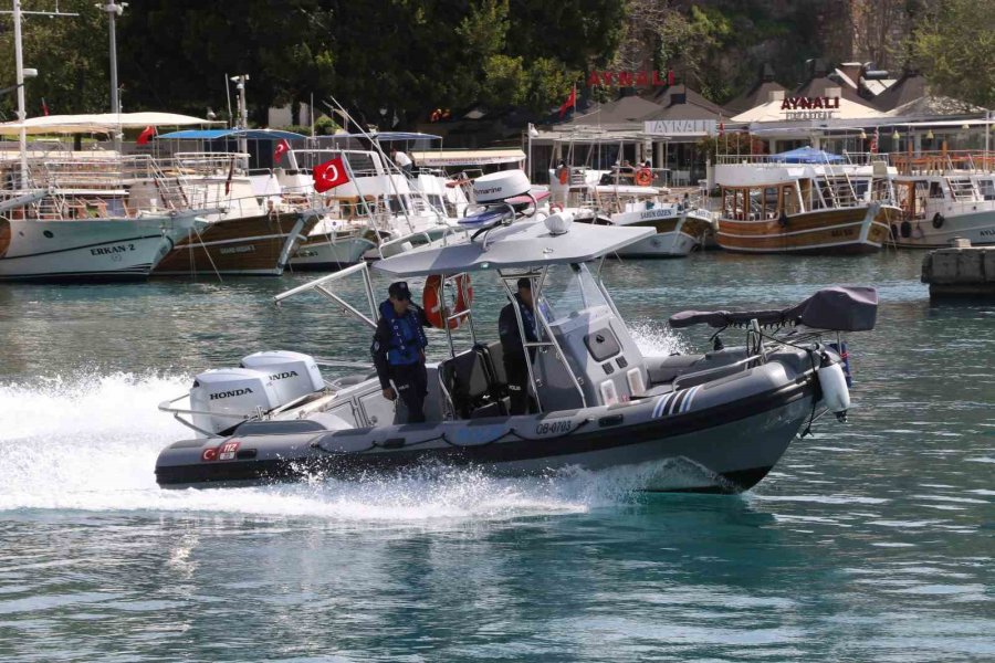 Suyun Altını Üstüne Getiriyor, Can Kurtarmak İçin Saniyelerle Yarışıyorlar