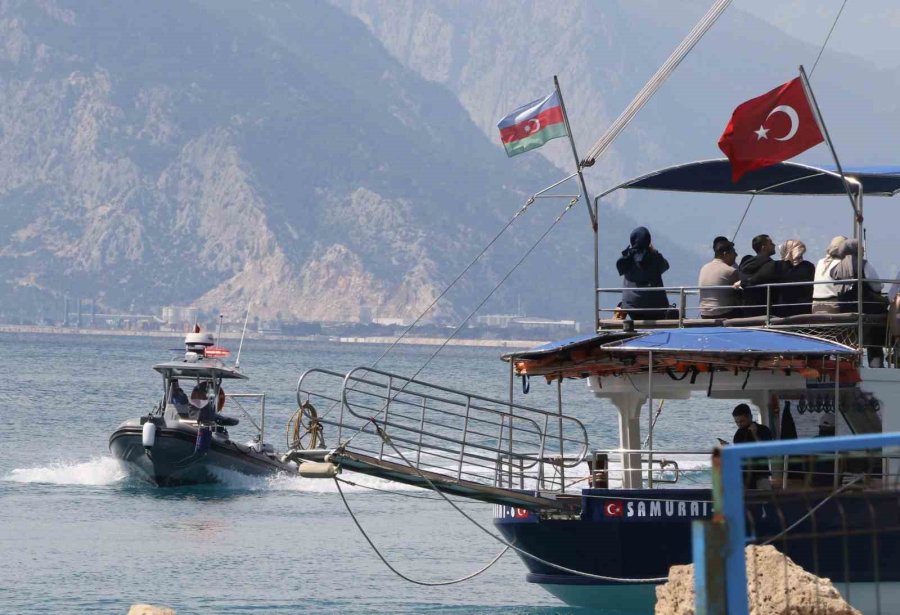 Suyun Altını Üstüne Getiriyor, Can Kurtarmak İçin Saniyelerle Yarışıyorlar