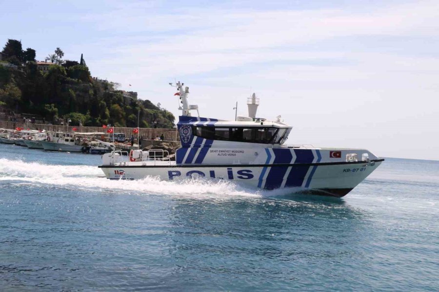 Suyun Altını Üstüne Getiriyor, Can Kurtarmak İçin Saniyelerle Yarışıyorlar