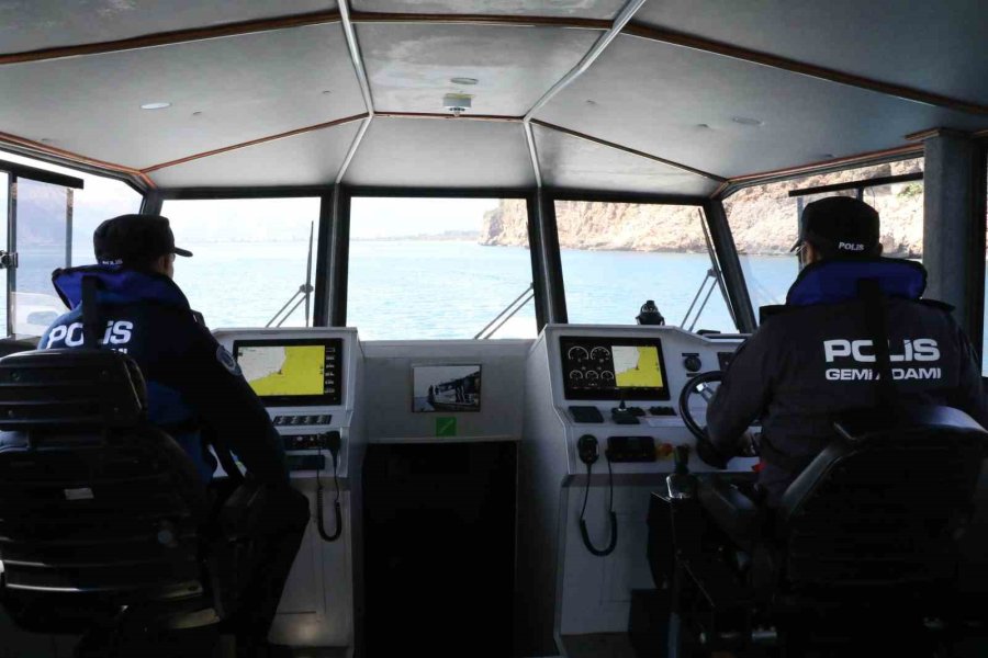 Suyun Altını Üstüne Getiriyor, Can Kurtarmak İçin Saniyelerle Yarışıyorlar