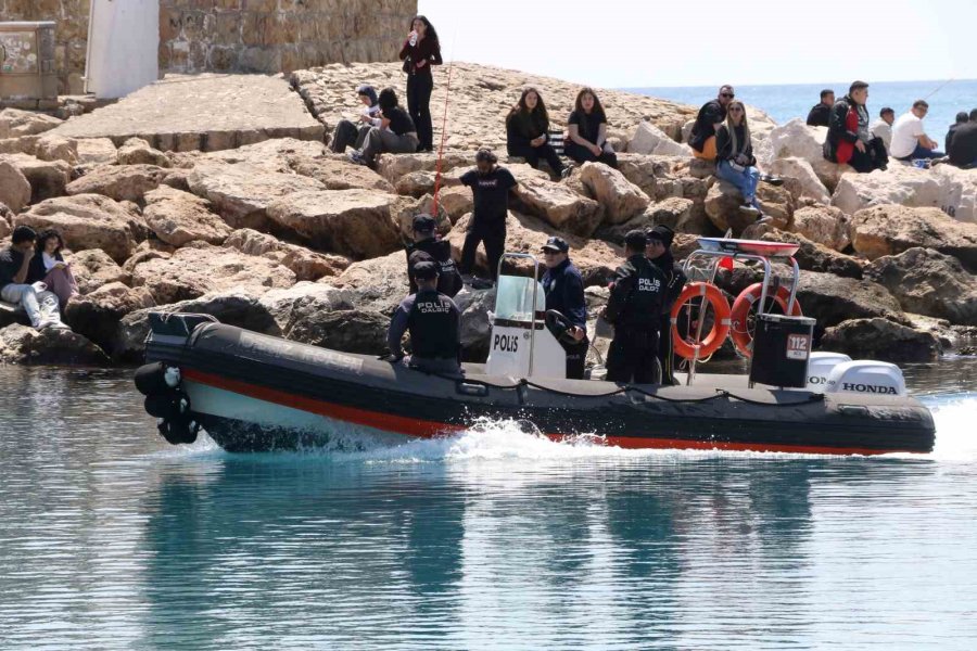Suyun Altını Üstüne Getiriyor, Can Kurtarmak İçin Saniyelerle Yarışıyorlar