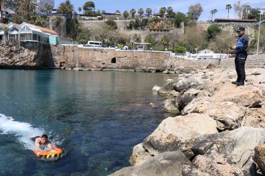 Suyun Altını Üstüne Getiriyor, Can Kurtarmak İçin Saniyelerle Yarışıyorlar