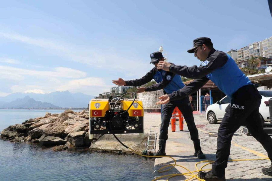 Suyun Altını Üstüne Getiriyor, Can Kurtarmak İçin Saniyelerle Yarışıyorlar
