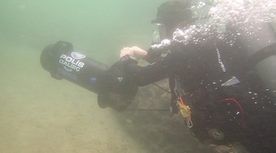 Suyun Altını Üstüne Getiriyor, Can Kurtarmak İçin Saniyelerle Yarışıyorlar