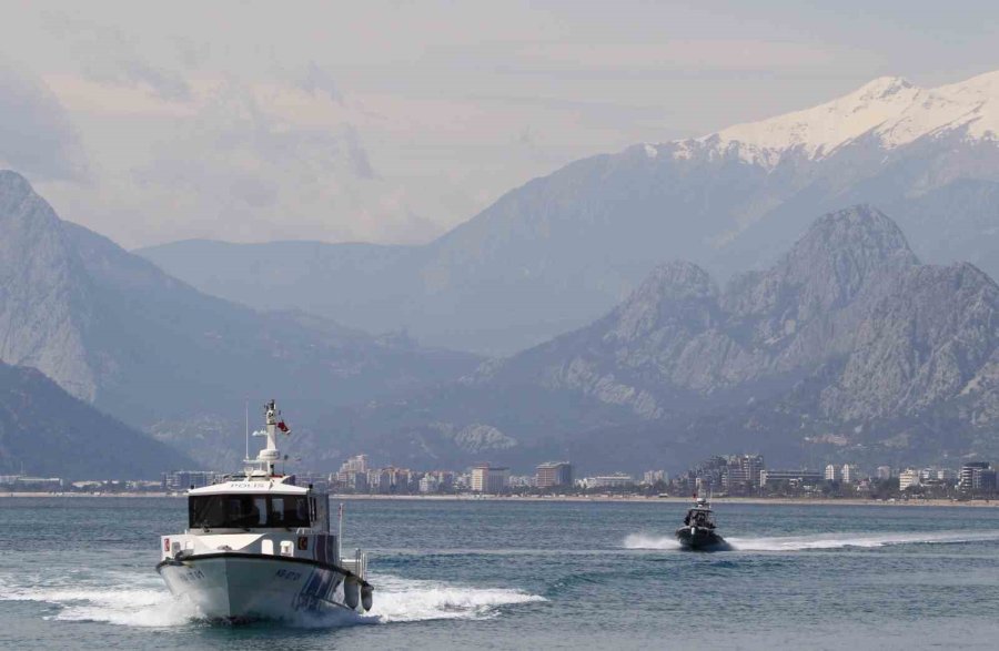 Suyun Altını Üstüne Getiriyor, Can Kurtarmak İçin Saniyelerle Yarışıyorlar