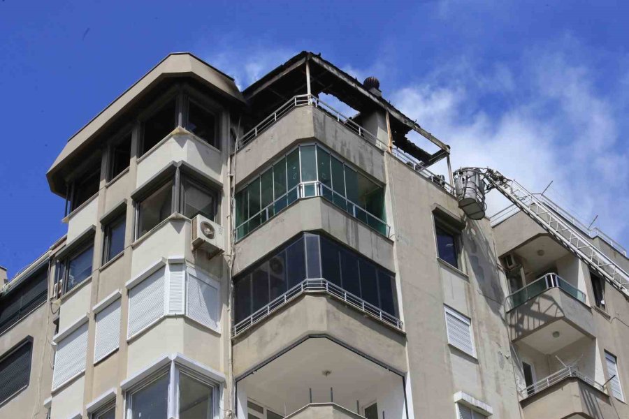 Binanın Teras Katında Çıkan Yangında Yaşlı Bina Sakinleri, Kapıları Çalan Kuryelerin Yardımıyla Tahliye Edildi