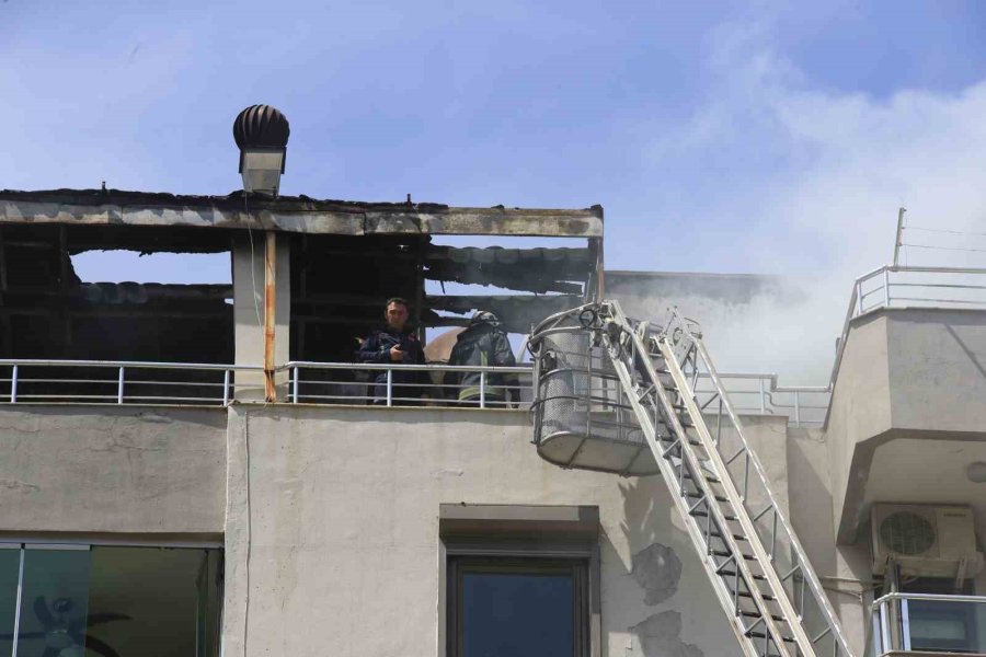 Binanın Teras Katında Çıkan Yangında Yaşlı Bina Sakinleri, Kapıları Çalan Kuryelerin Yardımıyla Tahliye Edildi