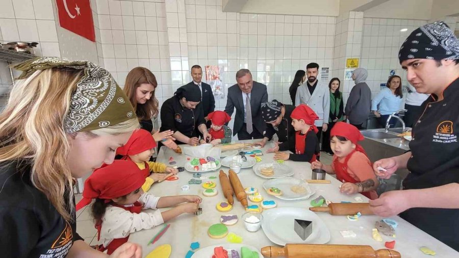 Antalya’da Minikler Mutfağa Girdi, Renkli Kurabiyeler Ortaya Çıktı