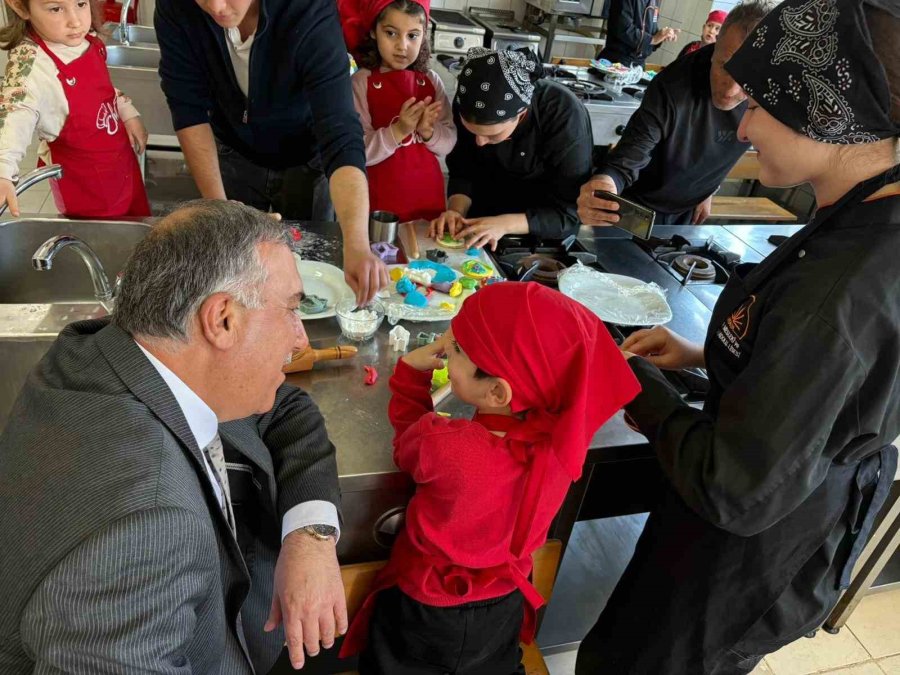Antalya’da Minikler Mutfağa Girdi, Renkli Kurabiyeler Ortaya Çıktı