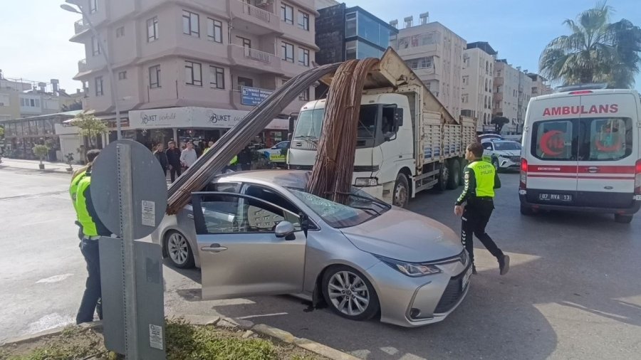 Kamyonun Üzerindeki İnşaat Demirleri Seyir Halindeki Otomobile ’ok’ Gibi Saplandı