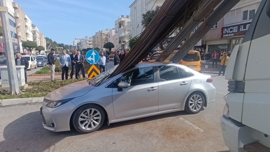 Kamyonun Üzerindeki İnşaat Demirleri Seyir Halindeki Otomobile ’ok’ Gibi Saplandı