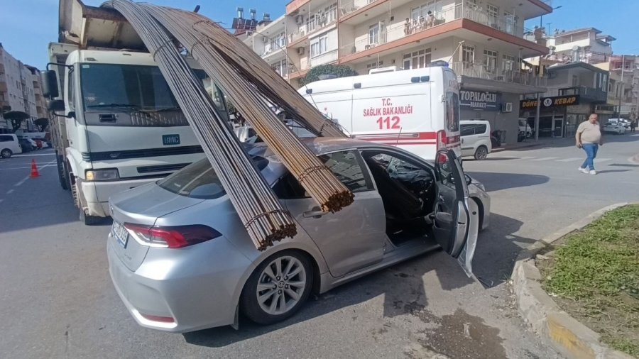 Kamyonun Üzerindeki İnşaat Demirleri Seyir Halindeki Otomobile ’ok’ Gibi Saplandı