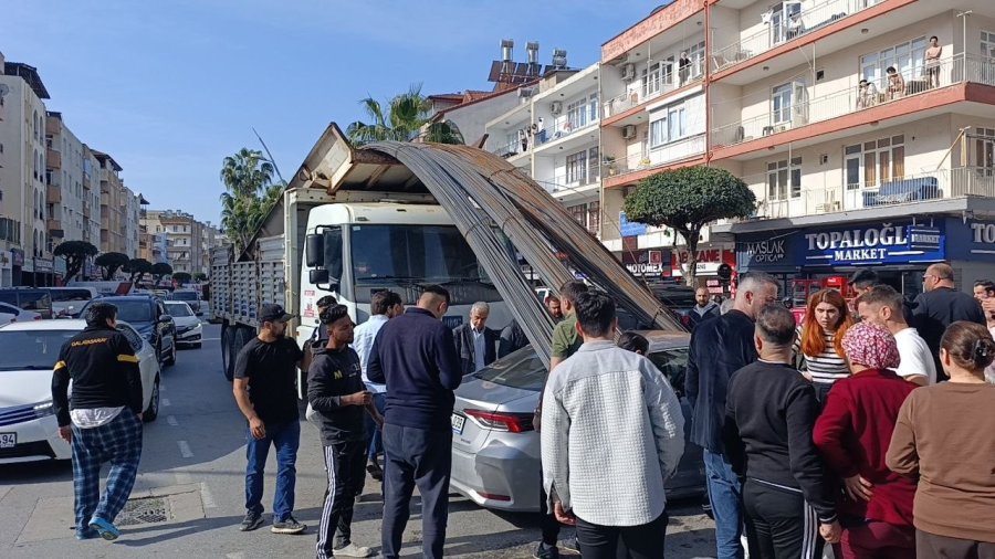 Kamyonun Üzerindeki İnşaat Demirleri Seyir Halindeki Otomobile ’ok’ Gibi Saplandı