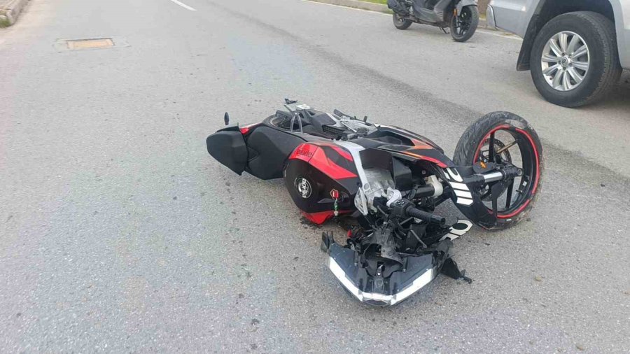 Çarpmanın Etkisiyle 20 Metre Fırlayıp Refüjdeki Toprağa Düşüp Hayata Tutundular: 2 Yaralı