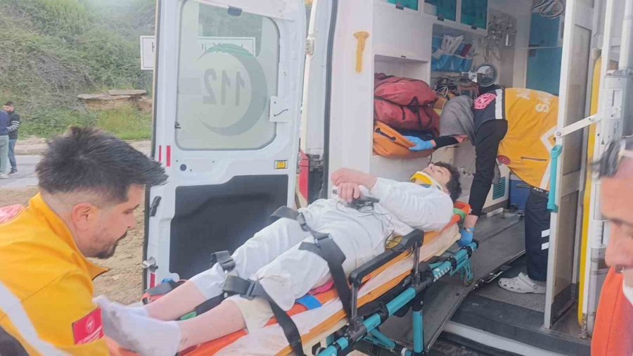 Çarpmanın Etkisiyle 20 Metre Fırlayıp Refüjdeki Toprağa Düşüp Hayata Tutundular: 2 Yaralı