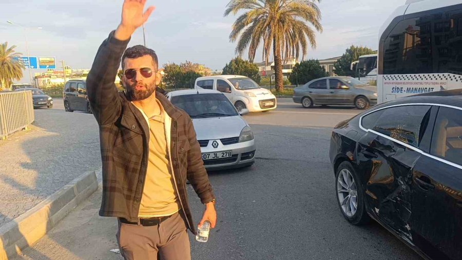 Çarpmanın Etkisiyle 20 Metre Fırlayıp Refüjdeki Toprağa Düşüp Hayata Tutundular: 2 Yaralı