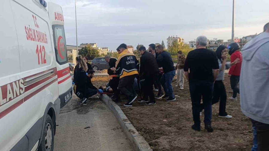 Çarpmanın Etkisiyle 20 Metre Fırlayıp Refüjdeki Toprağa Düşüp Hayata Tutundular: 2 Yaralı