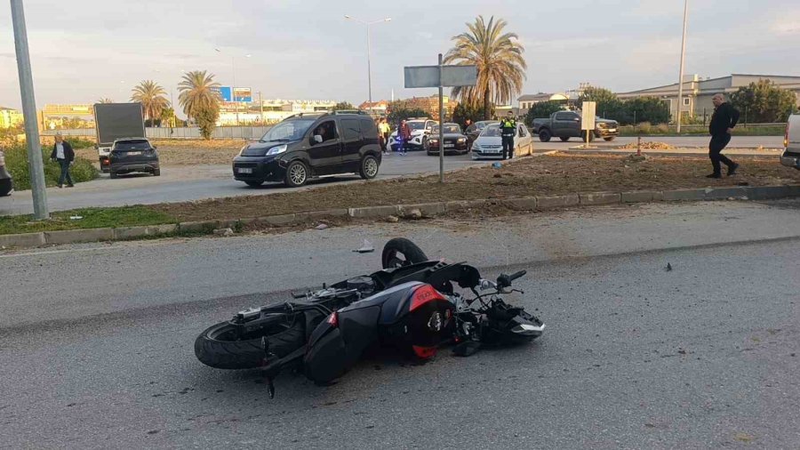 Çarpmanın Etkisiyle 20 Metre Fırlayıp Refüjdeki Toprağa Düşüp Hayata Tutundular: 2 Yaralı