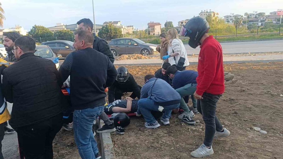 Çarpmanın Etkisiyle 20 Metre Fırlayıp Refüjdeki Toprağa Düşüp Hayata Tutundular: 2 Yaralı