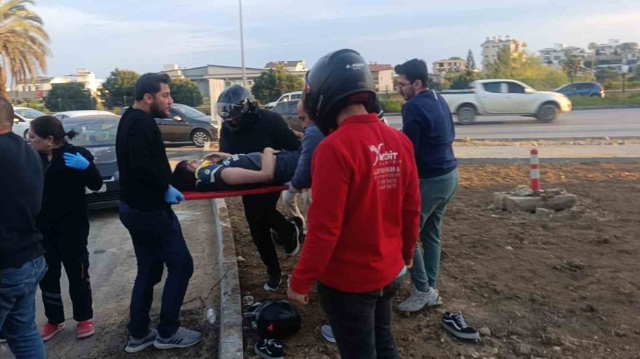 Çarpmanın Etkisiyle 20 Metre Fırlayıp Refüjdeki Toprağa Düşüp Hayata Tutundular: 2 Yaralı