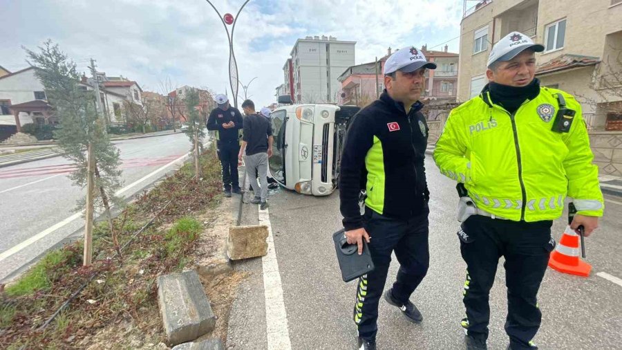 Kamyonet Refüje Çarparak Devrildi: 2 Yaralı