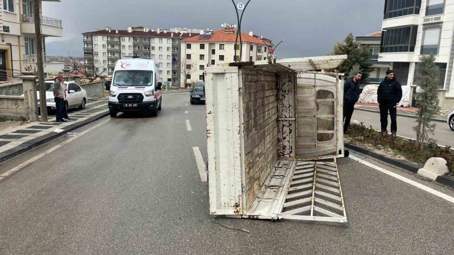 Kamyonet Refüje Çarparak Devrildi: 2 Yaralı