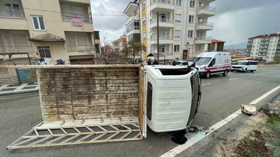 Kamyonet Refüje Çarparak Devrildi: 2 Yaralı