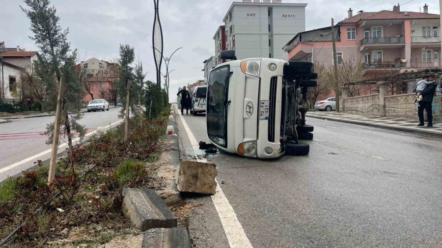Kamyonet Refüje Çarparak Devrildi: 2 Yaralı