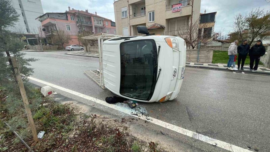 Kamyonet Refüje Çarparak Devrildi: 2 Yaralı