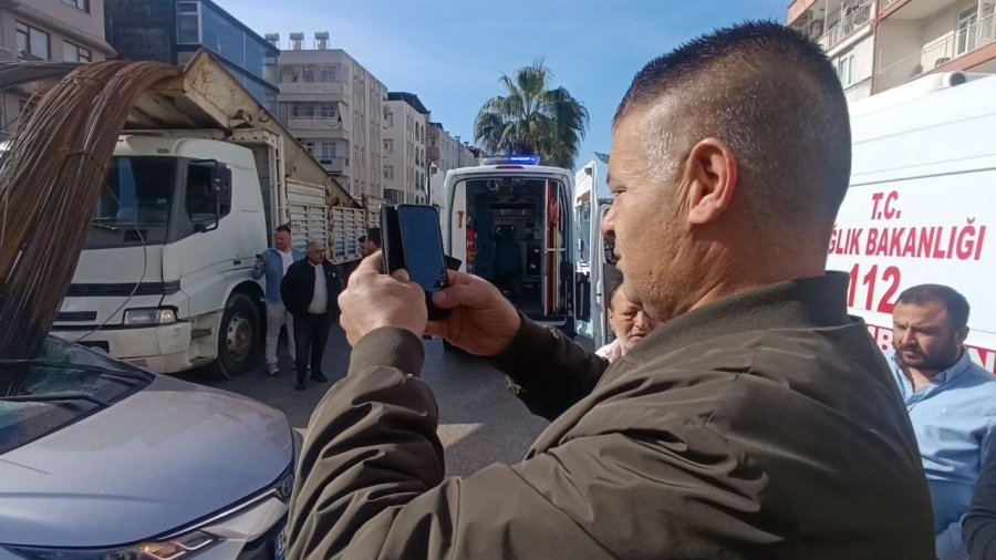 Kamyonun Üzerindeki İnşaat Demirleri Seyir Halindeki Otomobile ’ok’ Gibi Saplandı