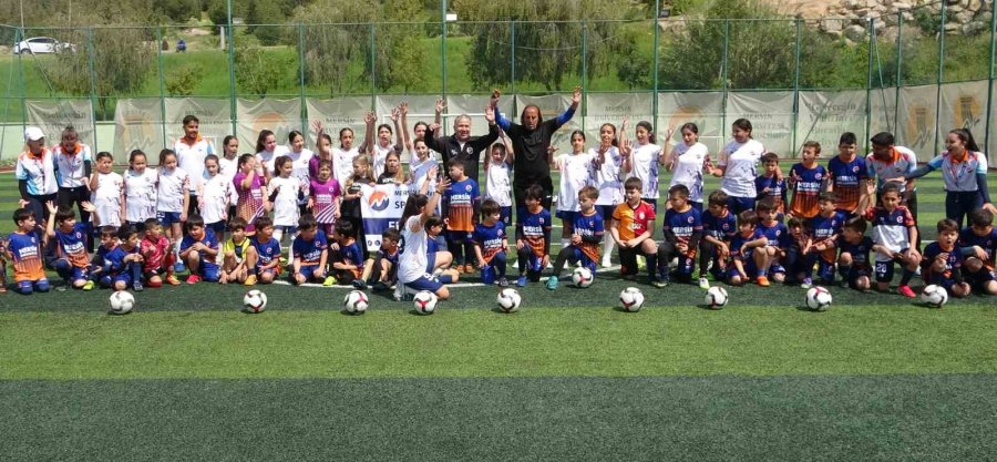Mersin Üniversitesi’nde Yüzlerce Çocuk Ve Genç, Dijital Bağımlılıktan Uzak Sporla Yetişiyor