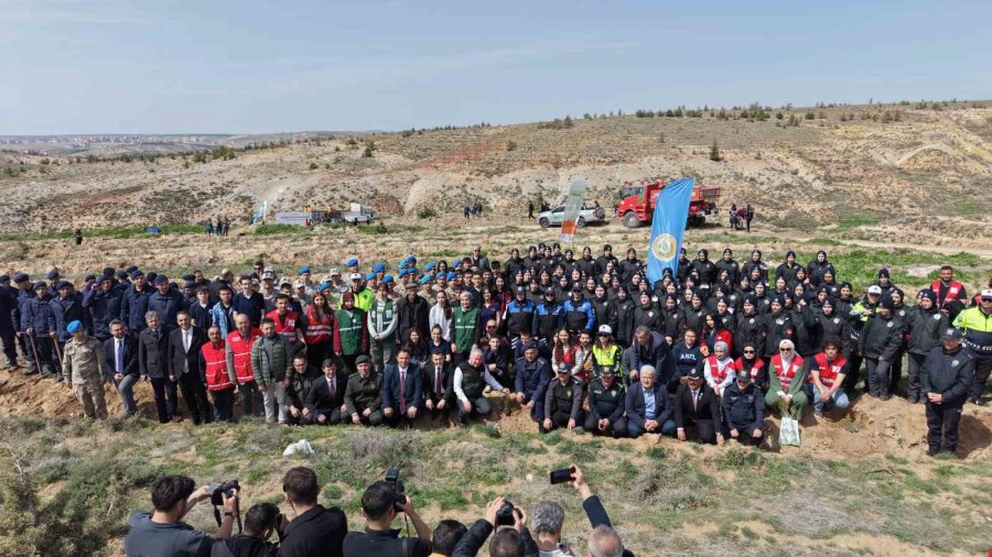 Aksaray’ın Mehmetçik Hatıra Ormanı’nda 2 Bin 500 Fidan Toprakla Buluşturuldu