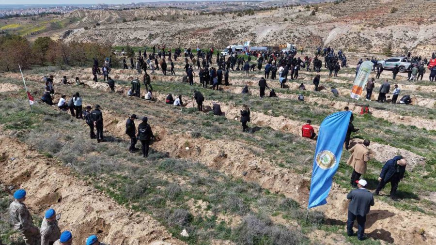 Aksaray’ın Mehmetçik Hatıra Ormanı’nda 2 Bin 500 Fidan Toprakla Buluşturuldu