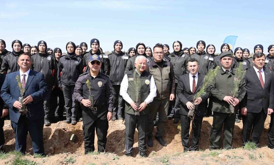 Aksaray’ın Mehmetçik Hatıra Ormanı’nda 2 Bin 500 Fidan Toprakla Buluşturuldu