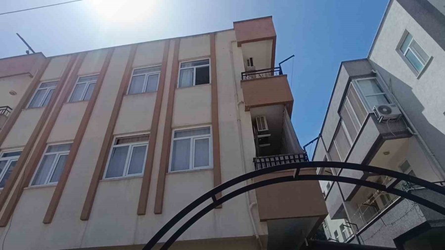 Antalya’da Küçük Çocuk İkinci Kattan Düştü, Olayı Kırıklarla Atlattı