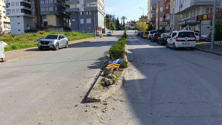 Hafif Ticari Araç İle Otomobilin Çarpıştığı Kaza Ucuz Atlatıldı