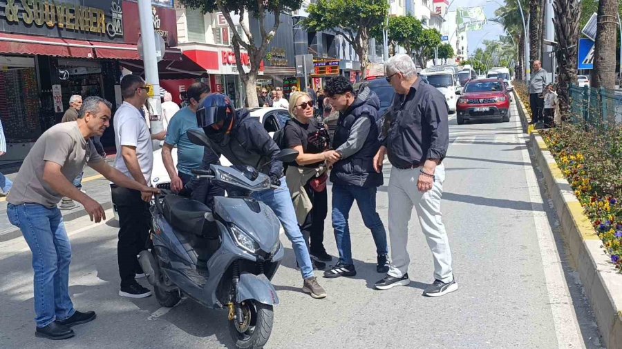 Manavgat’ta Korkutan Kazada Sürücü Kask Sayesinde Hayatta Kaldı