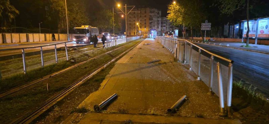 Antalya’da Alkollü Sürücü Tramvay Durağına Daldı