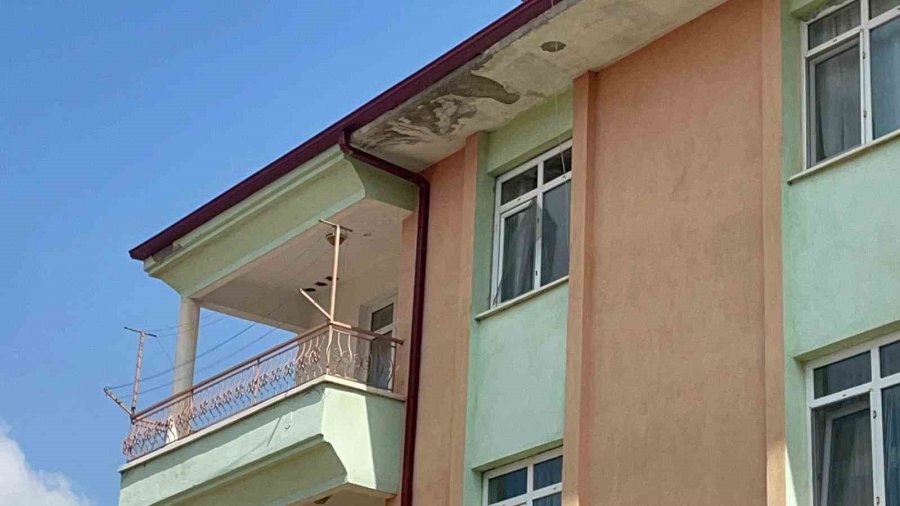 Karaman’da Pencereden Düşen 3 Yaşındaki Çocuk Yaralandı