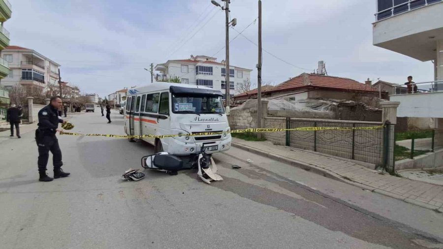 Minibüsün Çarptığı Elektrikli Bisikletteki 2 Çocuk Ağır Yaralandı