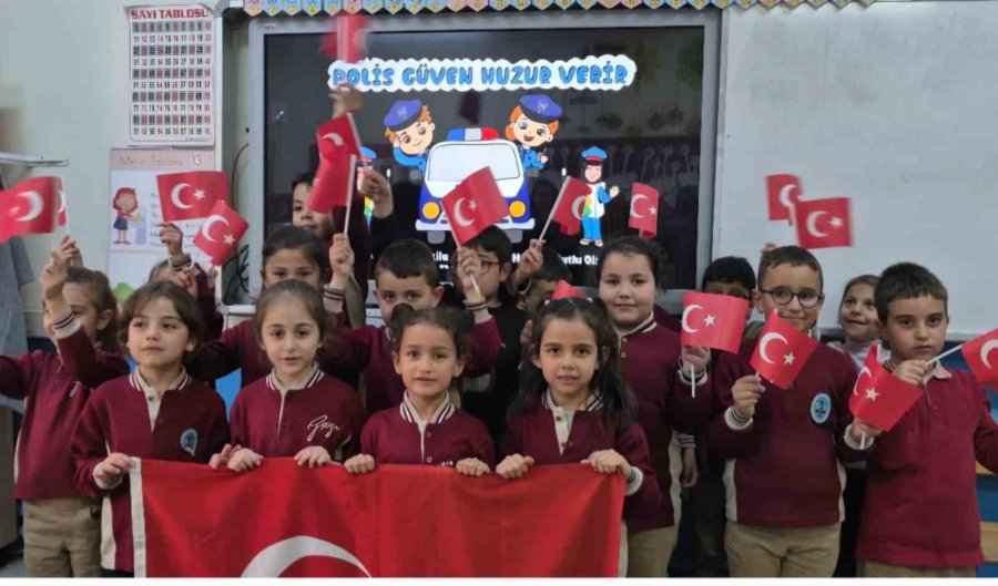 Niğde’de Minik Öğrencilerden Polislere Sevgi Dolu Kutlama