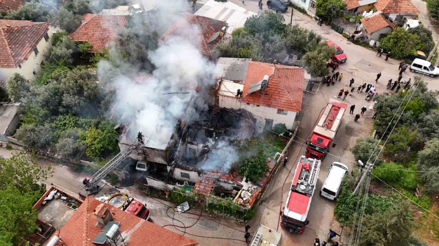 İki Katlı Gecekonduda Çıkan Yangın Bitişiğindeki Eve Sıçradı