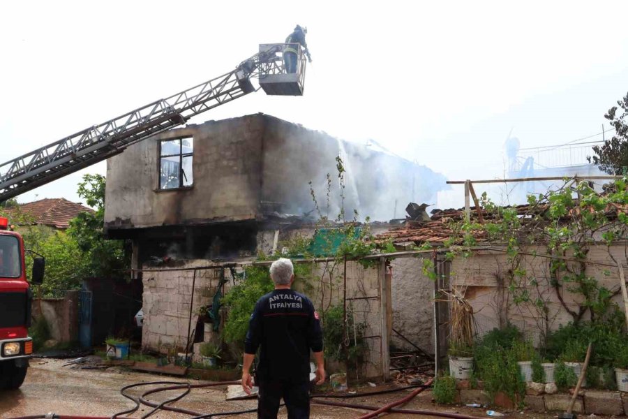 İki Katlı Gecekonduda Çıkan Yangın Bitişiğindeki Eve Sıçradı