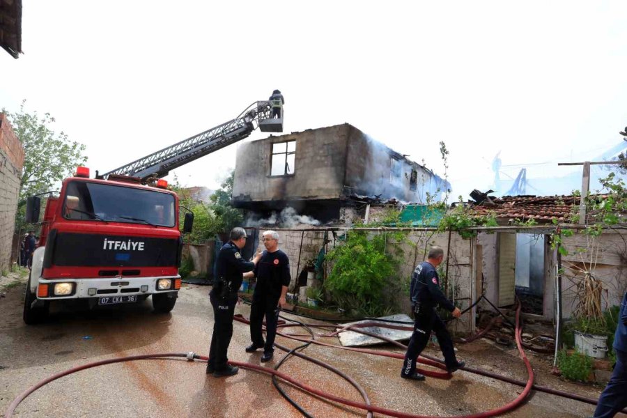 İki Katlı Gecekonduda Çıkan Yangın Bitişiğindeki Eve Sıçradı