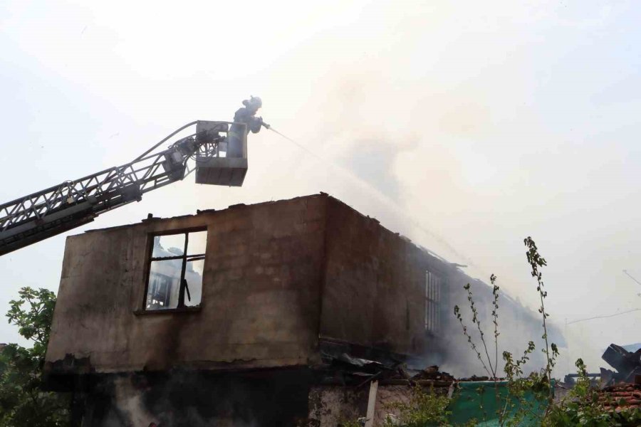 İki Katlı Gecekonduda Çıkan Yangın Bitişiğindeki Eve Sıçradı